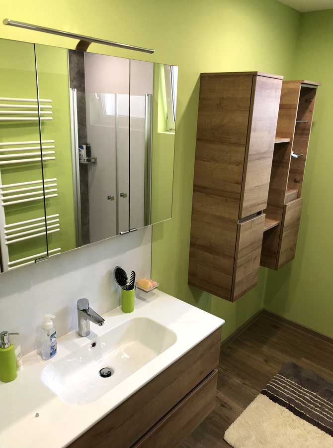 Bild zeigt Badezimmer mit grüner Farbe